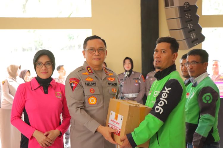 Polda Lampung Bagikan 300 Paket Sembako untuk Ojol, Wujud Kepedulian di Hari Bhayangkara ke-79