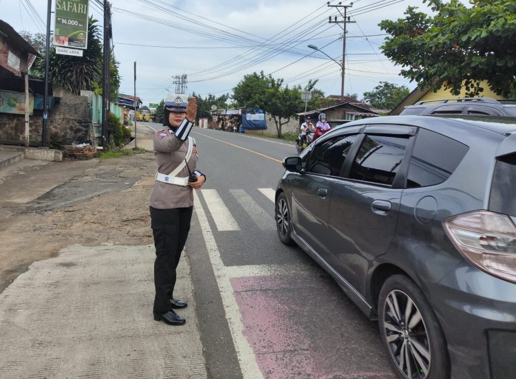 Senyum Ramah Briptu Nabila di Tengah Kemacetan, Wujud Nyata Polwan Presisi Hadir untuk Masyarakat