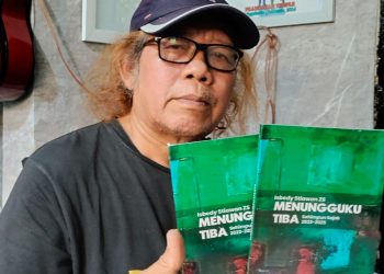 Buku Puisi “Menungguku Tiba” Resmi Edar, Ibu Lilafitri Jadi Pemesan Pertama