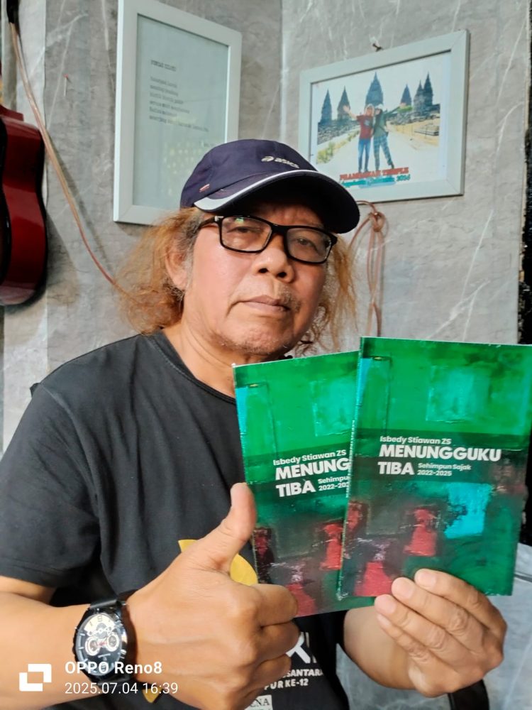 Buku Puisi “Menungguku Tiba” Resmi Edar, Ibu Lilafitri Jadi Pemesan Pertama