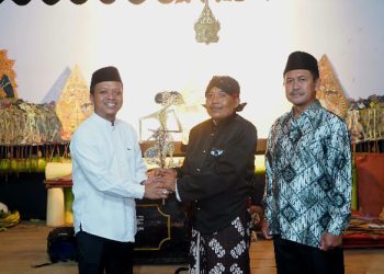 Bupati Pringsewu Hadiri Wayang Kulit Semalam Suntuk di Bersih Desa Podomoro