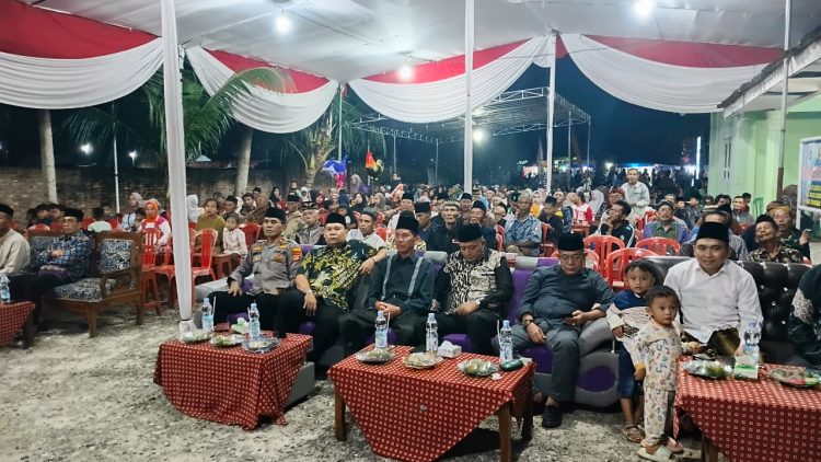 Amankan Tradisi Suroan, Polsubsektor Negeri Katon Wujudkan Kamtibmas Saat Ribuan Warga Saksikan Wayang Kulit
