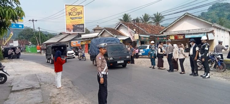 Operasi Patuh Krakatau di Jalur Wisata Hanura: 23 Kendaraan Terjaring, Polisi Beri Teguran hingga Reward