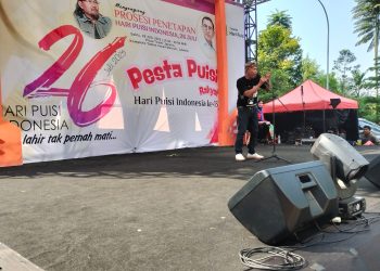 Andria C. Tamsin: Dosen, Pembaca Puisi, dan Perempuan yang Menyalakan Jiwa Sastra di Panggung HPI
