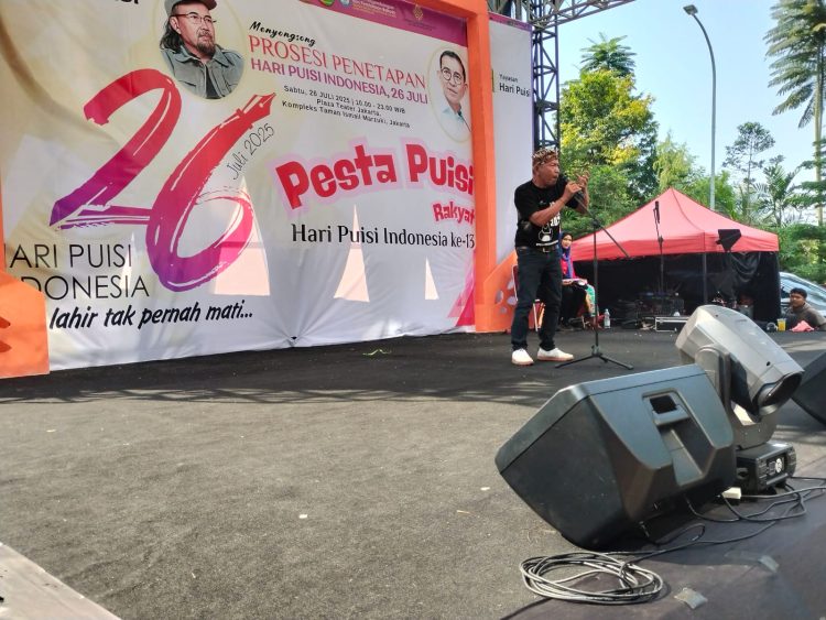 Andria C. Tamsin: Dosen, Pembaca Puisi, dan Perempuan yang Menyalakan Jiwa Sastra di Panggung HPI