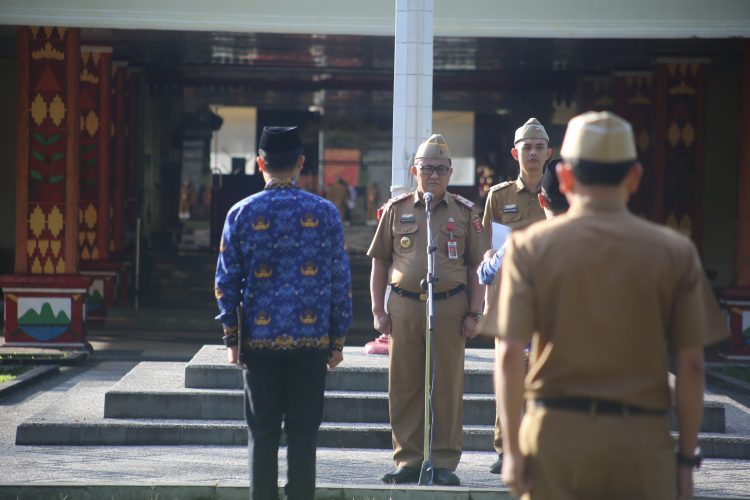 Munandar Tegaskan Peran Strategis Diskominfo dalam Penyiaran Informasi Publik di Apel Mingguan Pemkab Lambar