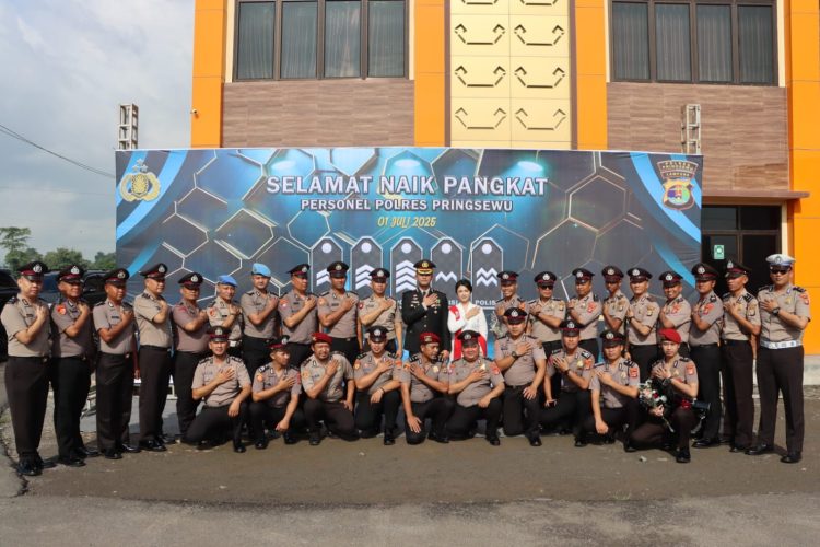 Kado Hari Bhayangkara ke-79: 42 Personel Polres Pringsewu Naik Pangkat, Keluarga Jadi Saksi Momen Penuh Haru