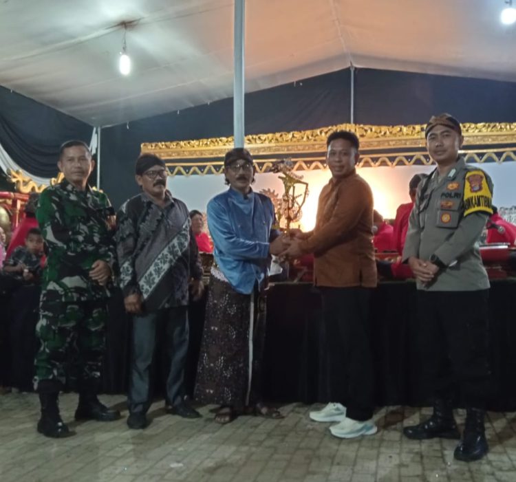 Meriah dan Sakral, Pekon Margadadi Gelar Wayang Kulit Semalam Suntuk dalam Tradisi Bersih Desa