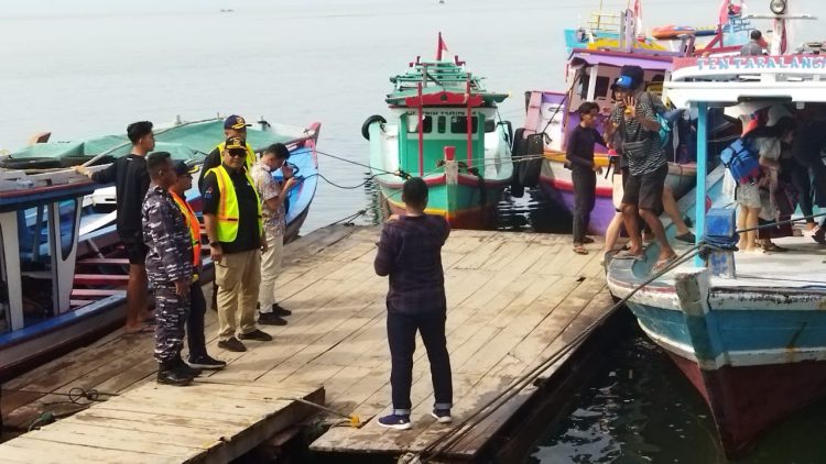 KSOP Kelas I Panjang Bagikan E-Pas Kecil di Dermaga Ketapang, Dorong Legalitas Kapal Wisata dan Keselamatan Pelayaran