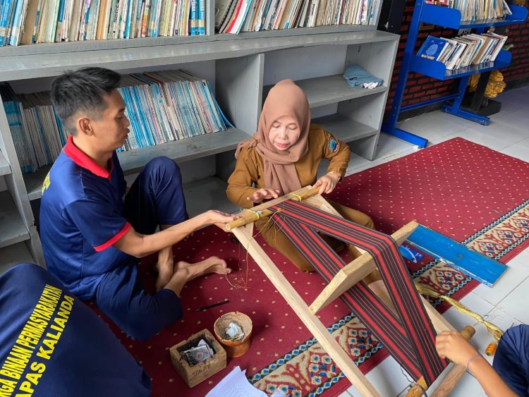 Tapis Jadi Harapan Baru: Warga Binaan Lapas Kalianda Ikuti Pelatihan Tahap III Bersama Dekranasda