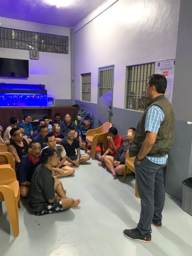 Operasi Senyap di Malam Hari: Kalapas Kalianda Pimpin Razia Demi Lapas yang Aman dan Tertib