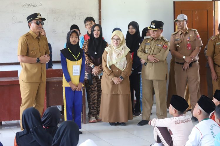 Sidak Hari Kedua Sekolah, Parosil Mabsus Beri Semangat Baru bagi Siswa dan Guru SMPN Sekuting Terpadu