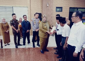 Wabup Pringsewu Serahkan Akta Notaris dan SK Badan Hukum Koperasi Desa Merah Putih