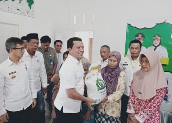 Stabilisasi Pasokan dan Harga Pangan Jadi Kunci Tekan Inflasi, Bupati Pringsewu Serahkan Bantuan Beras ke Warga