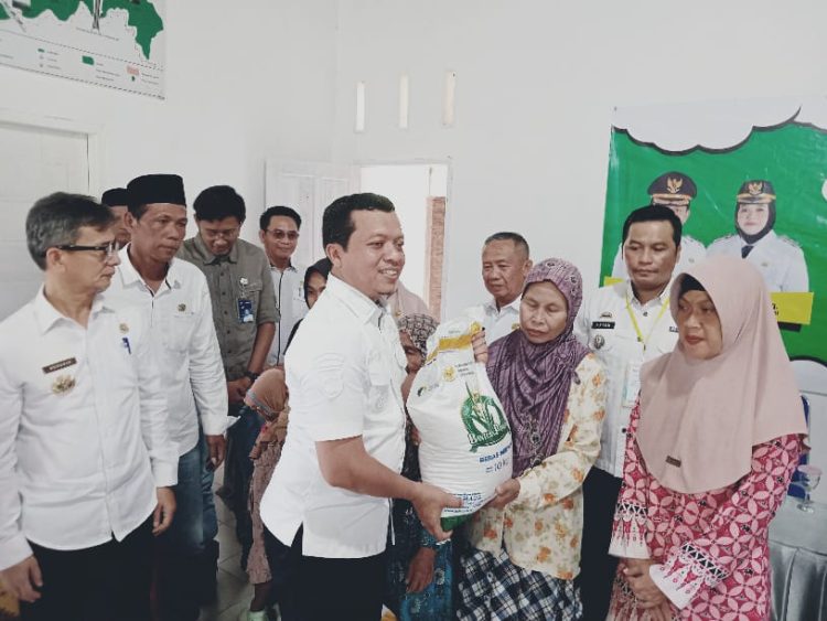 Stabilisasi Pasokan dan Harga Pangan Jadi Kunci Tekan Inflasi, Bupati Pringsewu Serahkan Bantuan Beras ke Warga