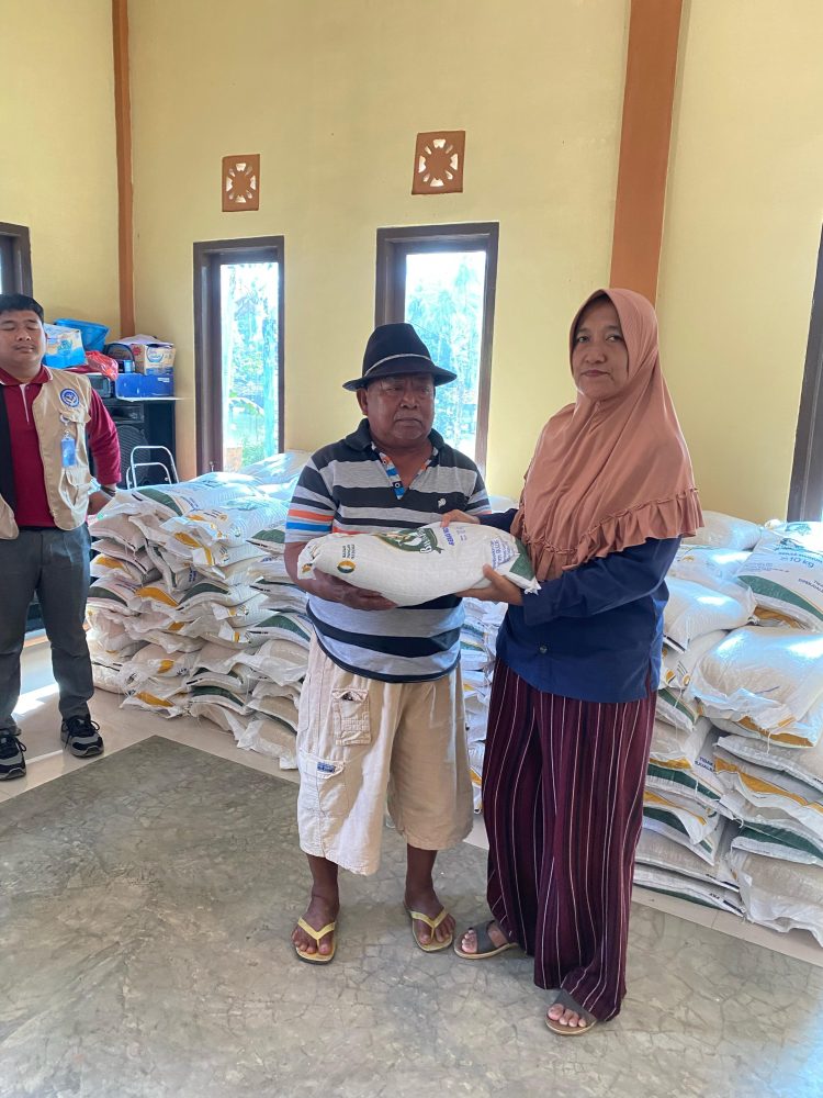 Kepala Pekon Pujiharjo Salurkan 20 Kg Beras untuk 136 Warga Penerima Manfaat