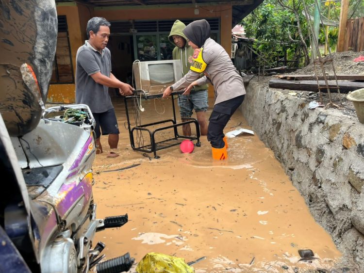Bripka Pera, Polwan Tanggamus yang Tangguh di Tengah Lumpur dan Banjir Wonosobo