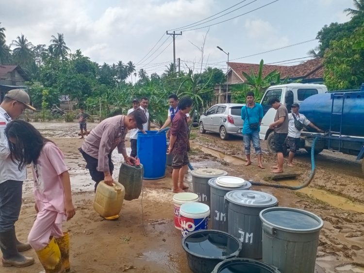 Pascabanjir, Polsek Semaka Bersama PDAM dan Camat Salurkan Air Bersih ke Warga