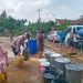 Pascabanjir, Polsek Semaka Bersama PDAM dan Camat Salurkan Air Bersih ke Warga