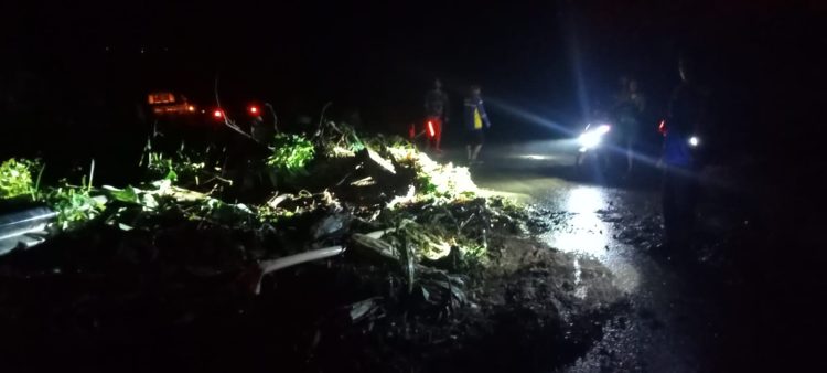 Erosi Air Hantam Ruas Jalan Wisata Ketapang, Material Longsor Timbun Jalan Utama