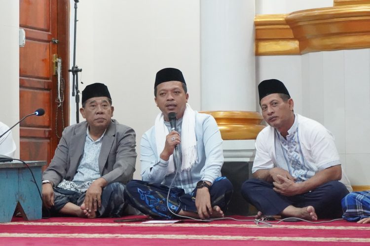 Bupati Pringsewu Ajak Warga Salat Subuh Berjamaah dan Salurkan Bantuan Sosial