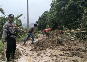 Polsek Limau dan Warga Berjibaku Bersihkan Longsor 10 Meter di Tanggamus