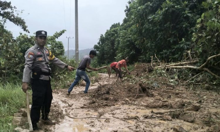 Polsek Limau dan Warga Berjibaku Bersihkan Longsor 10 Meter di Tanggamus