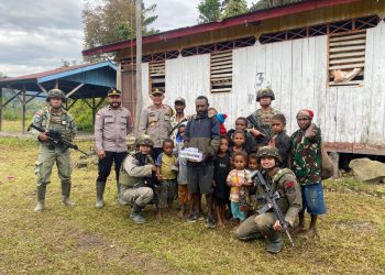 Satgas Damai Cartenz Kunjungi Kampung Apom Kiwirok, Bawa Bantuan dan Harapan Baru