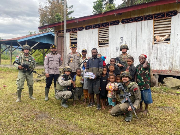 Satgas Damai Cartenz Kunjungi Kampung Apom Kiwirok, Bawa Bantuan dan Harapan Baru