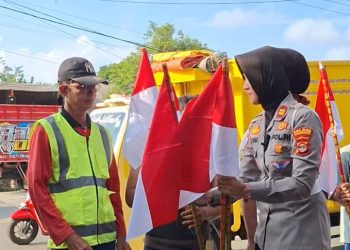 Sat Lantas Polres Pesawaran Tebar 1.000 Bendera Merah Putih Sambut HUT RI