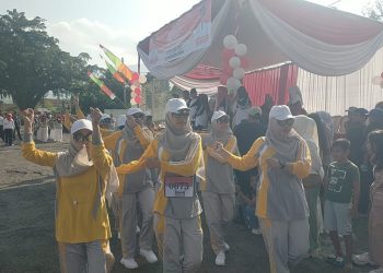 Ketua TP PKK Tanggamus Lepas Ratusan Peserta Lomba Gerak Jalan HUT RI ke-80