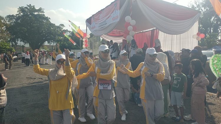 Ketua TP PKK Tanggamus Lepas Ratusan Peserta Lomba Gerak Jalan HUT RI ke-80