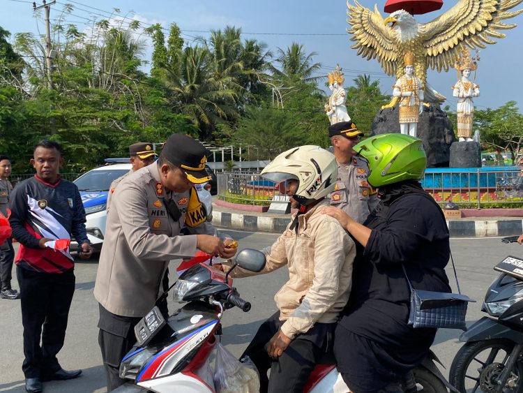 Pemkab Pesawaran Distribusikan 1.000 Bendera Merah Putih kepada Pengendara untuk Memperkuat Semangat Nasionalisme
