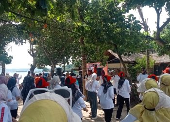 Semarak Senam Ceria DWP Pesawaran di Pantai MS Town Mutun