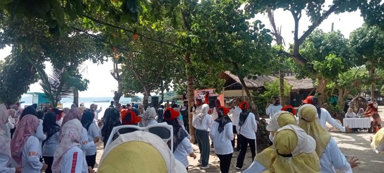 Semarak Senam Ceria DWP Pesawaran di Pantai MS Town Mutun