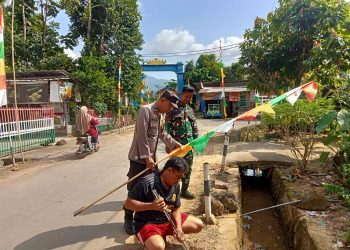 Sambut Hut Ri Ke-80, Bhabinkamtibmas Polsek Padang Cermin Bersama Bhabinsa Ajak Masyarakat Kibarkan Bendera Merah Putih