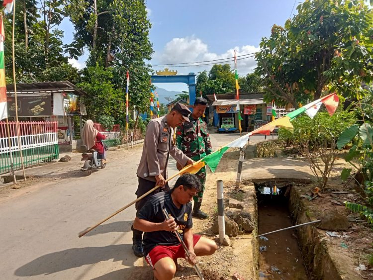 Sambut Hut Ri Ke-80, Bhabinkamtibmas Polsek Padang Cermin Bersama Bhabinsa Ajak Masyarakat Kibarkan Bendera Merah Putih