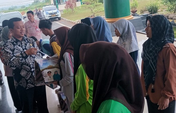 Siswa Sekolah Rakyat Asal Pringsewu Dilepas Bupati