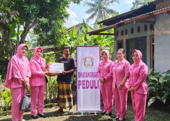 Bhayangkari Ranting Penengahan Bagikan 20 Paket Sembako Jelang HUT RI ke-80 dan HKGB ke-73