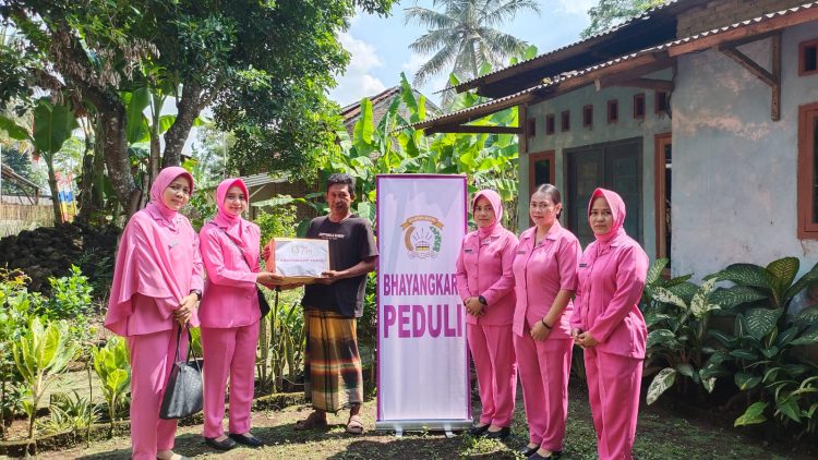 Bhayangkari Ranting Penengahan Bagikan 20 Paket Sembako Jelang HUT RI ke-80 dan HKGB ke-73