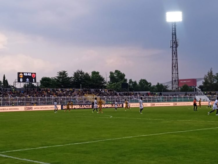 Spasojevic vs Lucas Dias, Duel Penalti yang Mengguncang Stadion Sumpah Pemuda