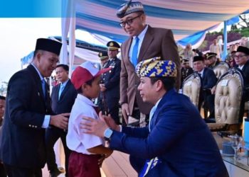Keberanian Bocah SD Selamatkan Pengibaran Bendera di HUT RI ke-80 Way Muli