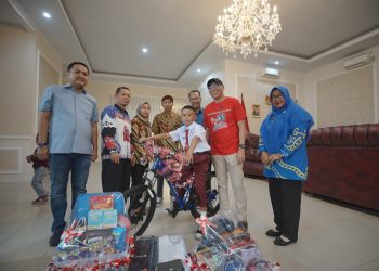 Aksi Heroik Bocah Sd Memanjat Tiang Bendera Di Hut Ri Ke-80, Raihan Menerima Sepeda Dan Apresiasi Gubernur