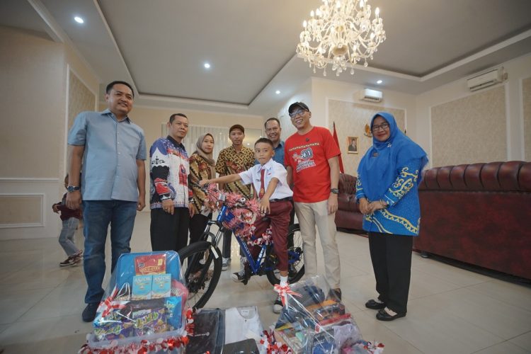 Aksi Heroik Bocah Sd Memanjat Tiang Bendera Di Hut Ri Ke-80, Raihan Menerima Sepeda Dan Apresiasi Gubernur