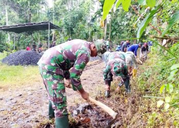 Karya Bakti TNI di Desa Trimulyo Bangun Jalan dan Sarana Olahraga