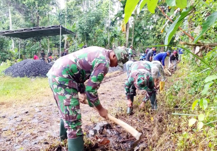 Karya Bakti TNI di Desa Trimulyo Bangun Jalan dan Sarana Olahraga