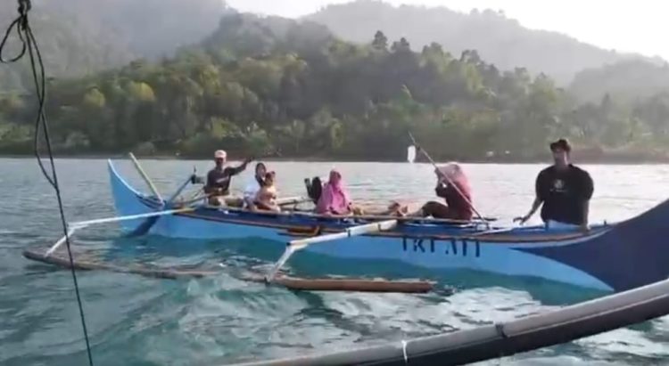 Polsek Pematang Sawa Selamatkan Perahu Mogok, Evakuasi Pasien Lansia di Tengah Laut