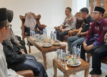 Polres Metro Perkuat Sinergi dengan Ponpes Roudlatul Qur’an dan Salurkan Bantuan Sosial untuk Warga dan Driver Ojol