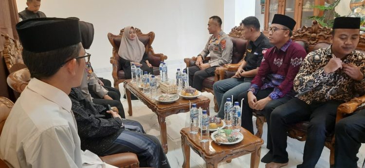 Polres Metro Perkuat Sinergi dengan Ponpes Roudlatul Qur’an dan Salurkan Bantuan Sosial untuk Warga dan Driver Ojol