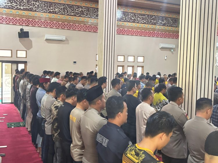 Kapolda Lampung Turut Berduka, Gelar Sholat Gaib dan Perkuat Komunikasi dengan Komunitas Ojol